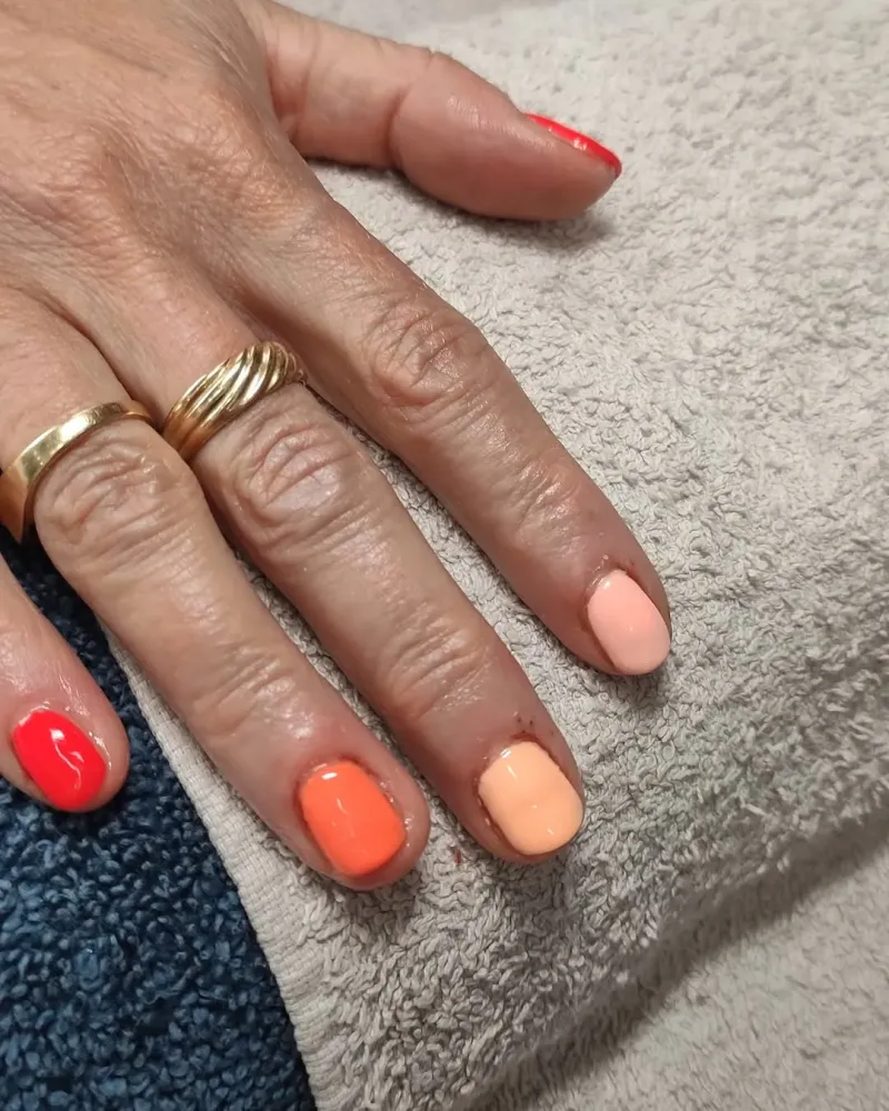 ongles rouges oranges et crème