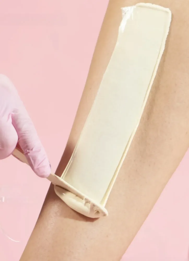 Cire étalée sur une jambe